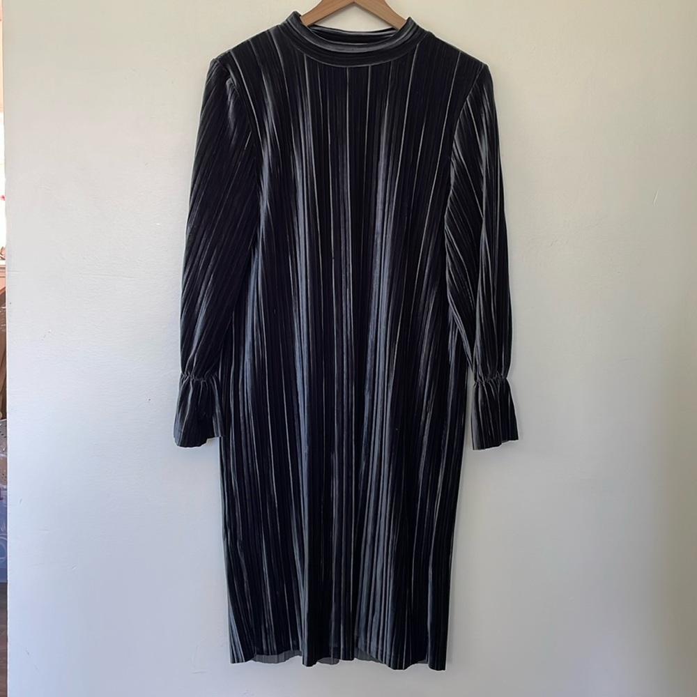 Few Moda | Dark Romantic Mock Neck Velvet Long Sleeve Pleated Shift Dress Medium